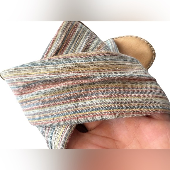 Born Espadrilles Sandals Women's 10M
Pretty soft neutral striped canvas comfort - Picture 7 of 10